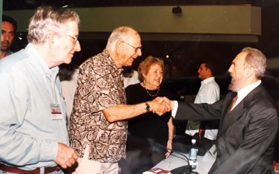 Hoy, Noam Chomsky cumple 92 años. Revolucionó la linguística y se convirtió, s/Fernández Retamar, en el Bartolomé de las Casas del Imperio Americano. Aquí,con R. Dahl y Fidel en la Asamblea de Clacso, Octubre 2003. Un momento inolvidable. ¡Salud al gran guerrero antiimperialista!