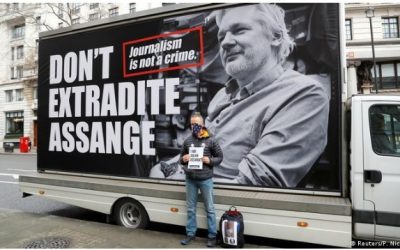 Comparto dos artículos compilados por la revista Sin Permiso sobre Julian Assange