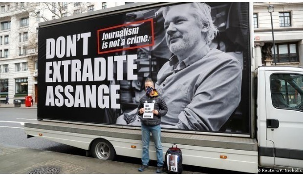 Comparto dos artículos compilados por la revista Sin Permiso sobre Julian Assange
